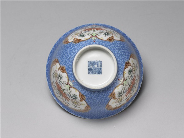 琺瑯彩藍地開光番蓮紋碗