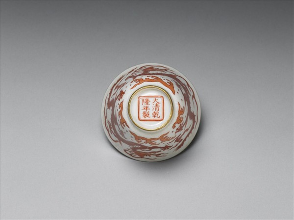 白瓷描紅雲龍紋杯