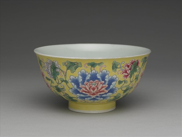琺瑯彩黃地牡丹紋碗
