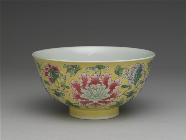 琺瑯彩黃地牡丹紋碗