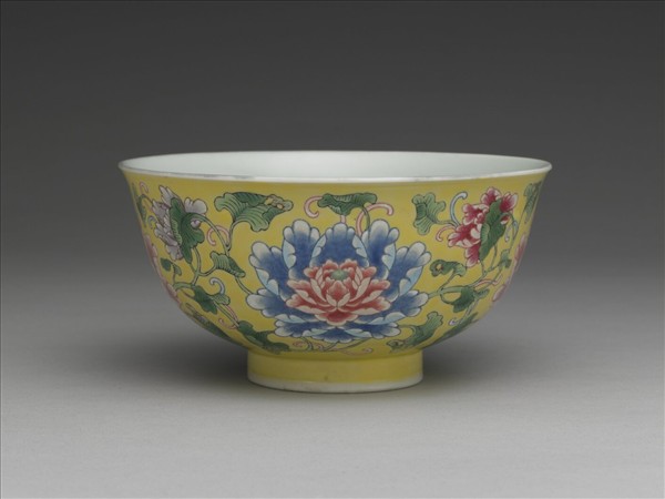 琺瑯彩黃地牡丹紋碗