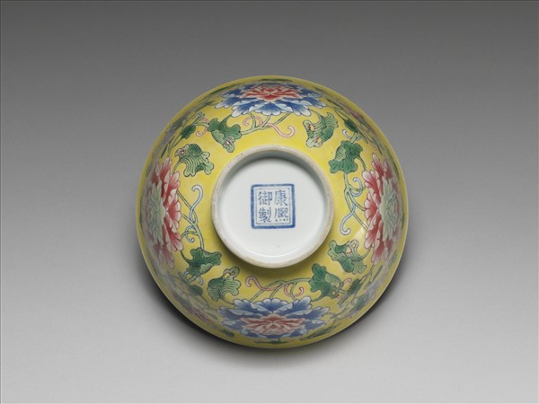 琺瑯彩黃地牡丹紋碗