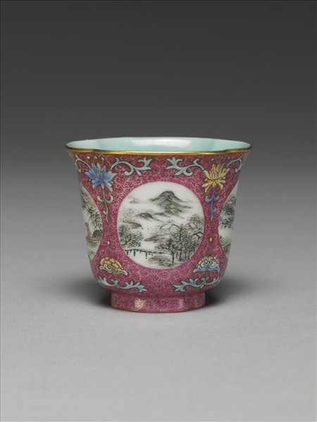 琺瑯彩紫地開光山水圖海棠式杯