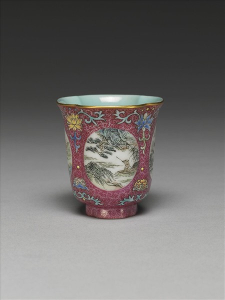 琺瑯彩紫地開光山水圖海棠式杯