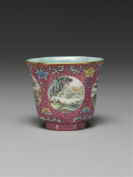 琺瑯彩紫地開光山水圖海棠式杯