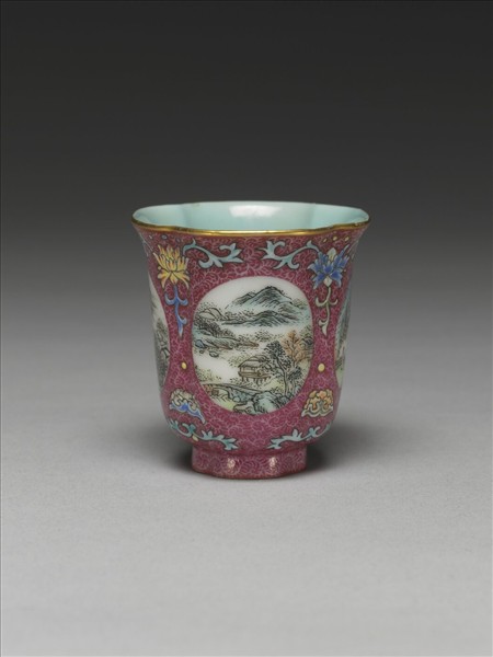 琺瑯彩紫地開光山水圖海棠式杯