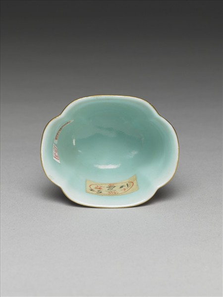 琺瑯彩紫地開光山水圖海棠式杯