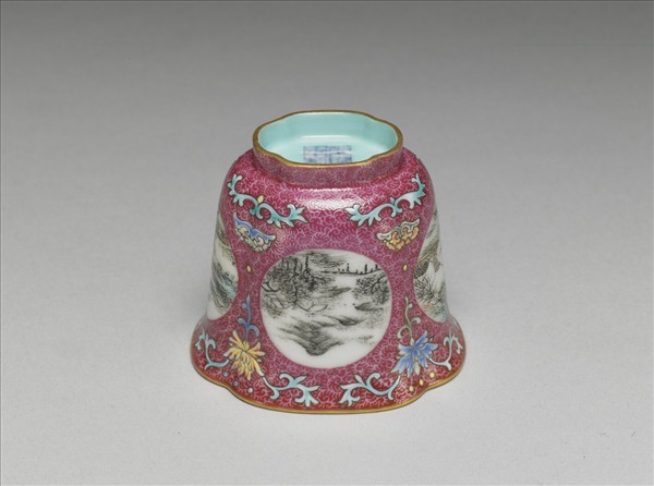 琺瑯彩紫地開光山水圖海棠式杯