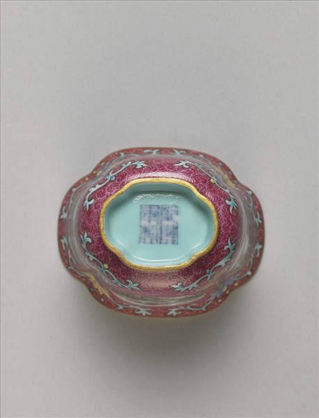 琺瑯彩紫地開光山水圖海棠式杯