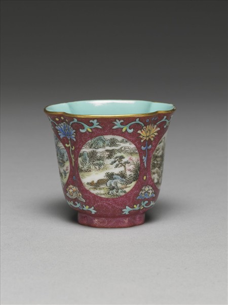 琺瑯彩紫地開光山水圖海棠式杯