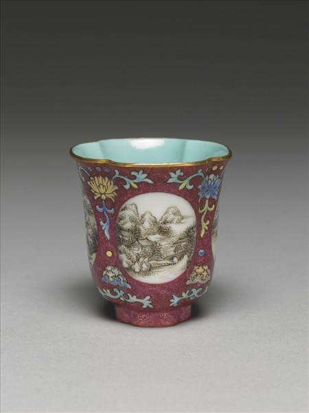 琺瑯彩紫地開光山水圖海棠式杯