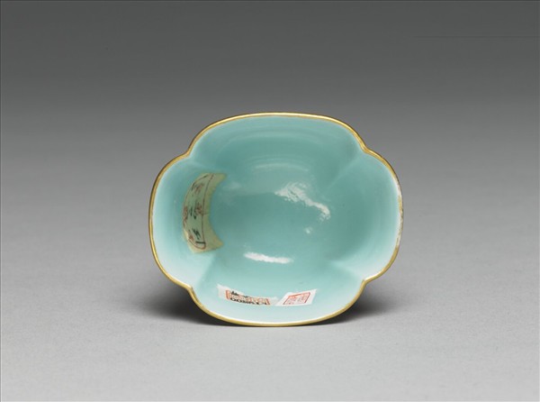 琺瑯彩紫地開光山水圖海棠式杯