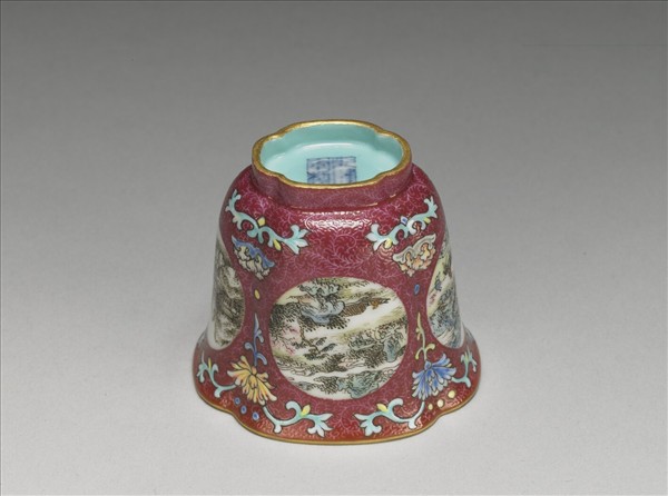 琺瑯彩紫地開光山水圖海棠式杯