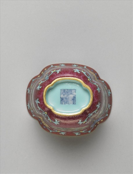 琺瑯彩紫地開光山水圖海棠式杯