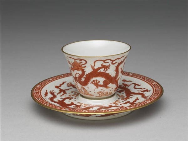 白瓷描紅雲龍紋杯托