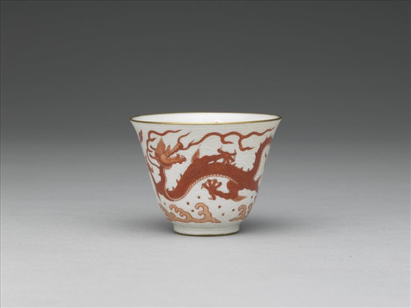 白瓷描紅雲龍紋杯