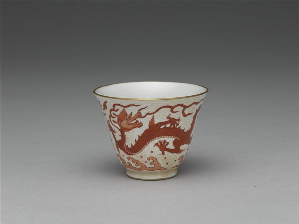 白瓷描紅雲龍紋杯