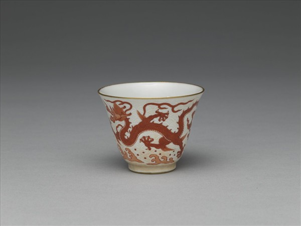 白瓷描紅雲龍紋杯