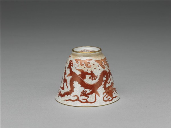 白瓷描紅雲龍紋杯