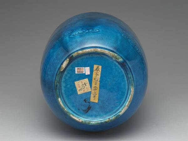 孔雀藍釉雲龍紋瓶