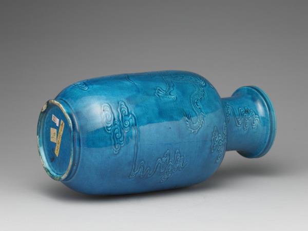 孔雀藍釉雲龍紋瓶