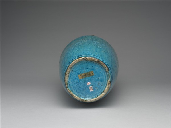 孔雀藍釉花卉紋瓶