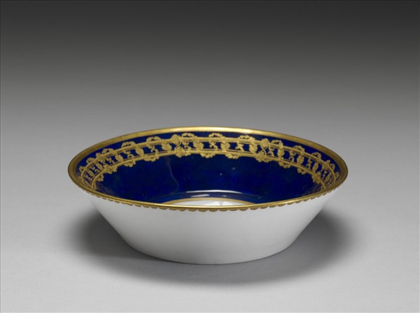 藍地描金五彩箭矛族徽碟