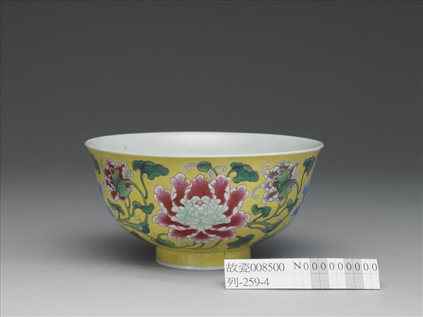 琺瑯彩黃地牡丹紋碗