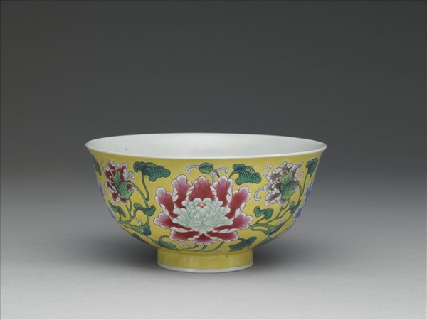 琺瑯彩黃地牡丹紋碗
