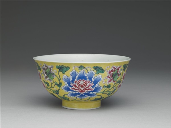 琺瑯彩黃地牡丹紋碗