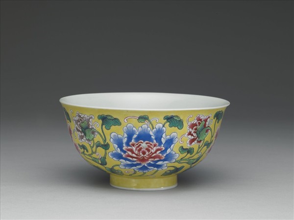琺瑯彩黃地牡丹紋碗