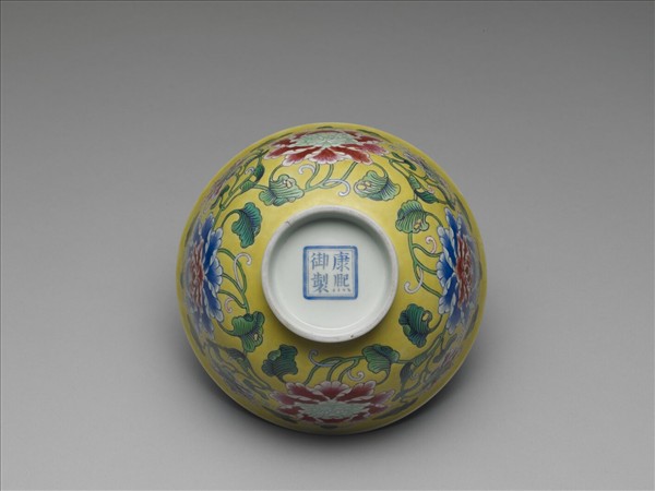 琺瑯彩黃地牡丹紋碗