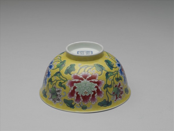 琺瑯彩黃地牡丹紋碗