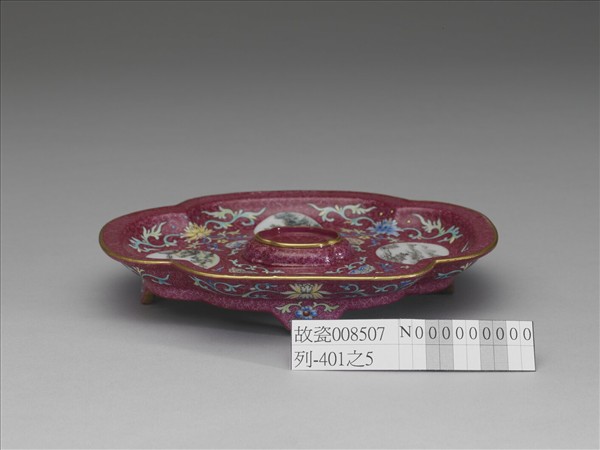 琺瑯彩紫地開光山水圖海棠式盤