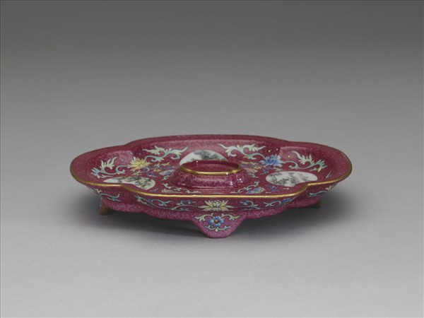 琺瑯彩紫地開光山水圖海棠式盤