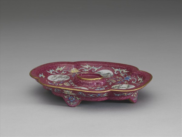 琺瑯彩紫地開光山水圖海棠式盤