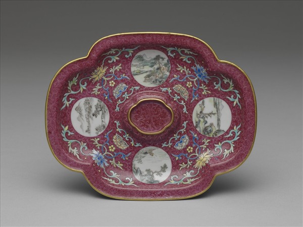 琺瑯彩紫地開光山水圖海棠式盤