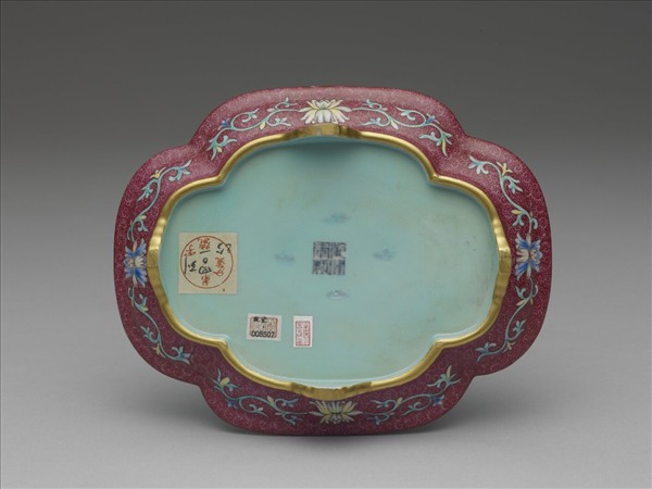 琺瑯彩紫地開光山水圖海棠式盤