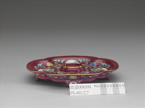 琺瑯彩紫地開光山水圖海棠式盤