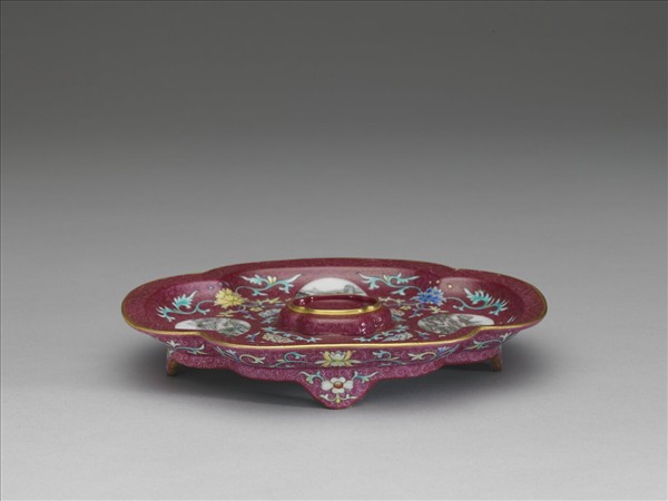 琺瑯彩紫地開光山水圖海棠式盤