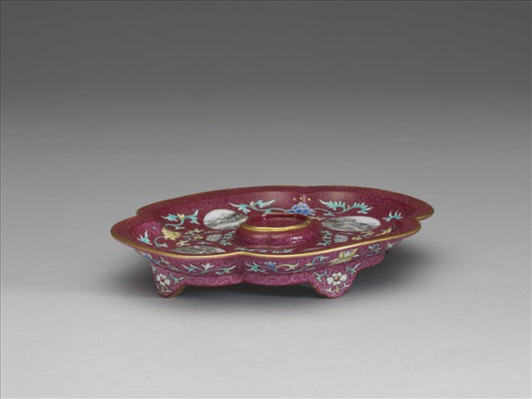 琺瑯彩紫地開光山水圖海棠式盤