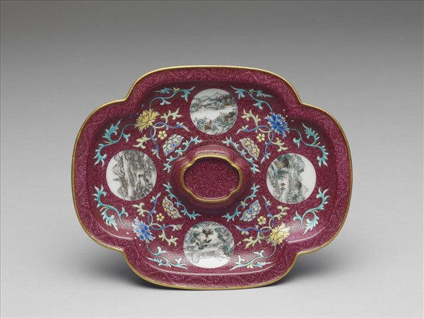 琺瑯彩紫地開光山水圖海棠式盤