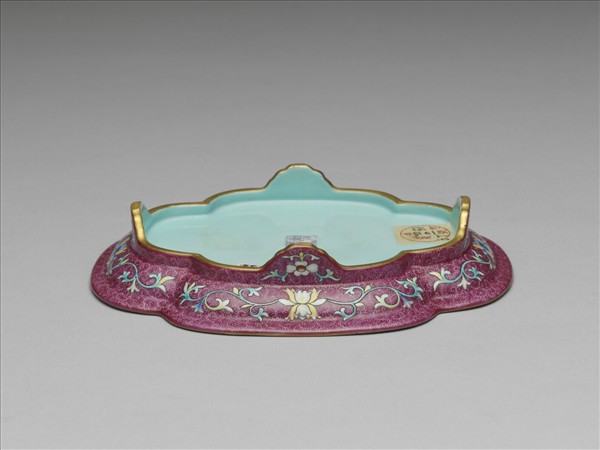 琺瑯彩紫地開光山水圖海棠式盤