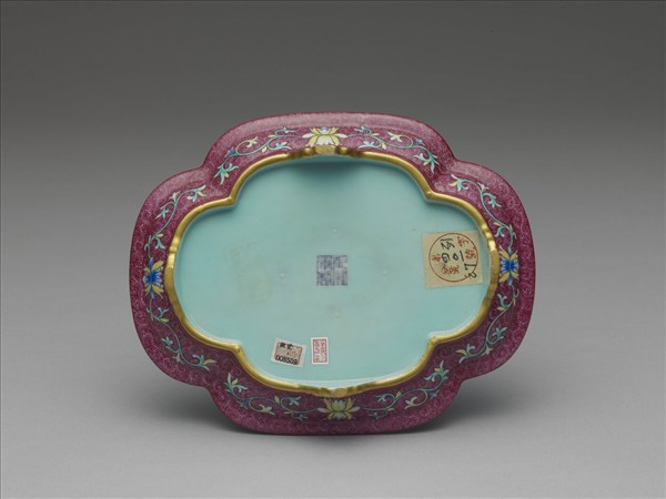 琺瑯彩紫地開光山水圖海棠式盤