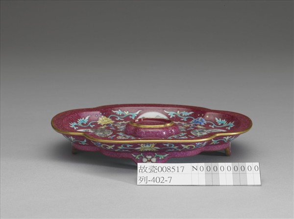 琺瑯彩紫地開光山水圖海棠式盤