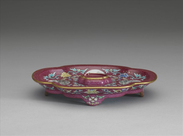 琺瑯彩紫地開光山水圖海棠式盤