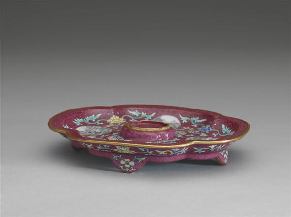 琺瑯彩紫地開光山水圖海棠式盤