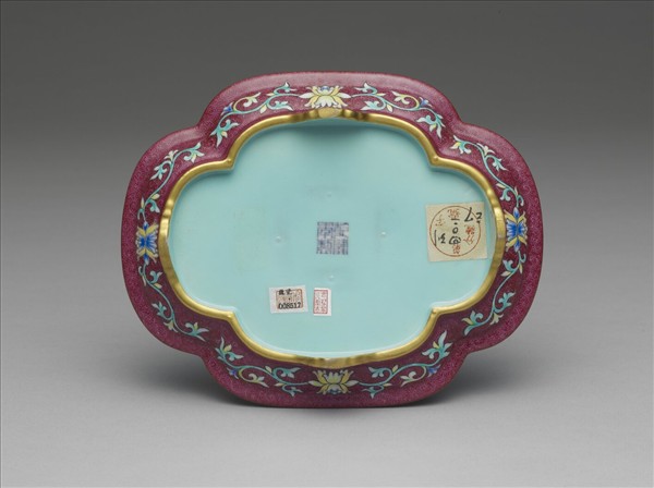 琺瑯彩紫地開光山水圖海棠式盤