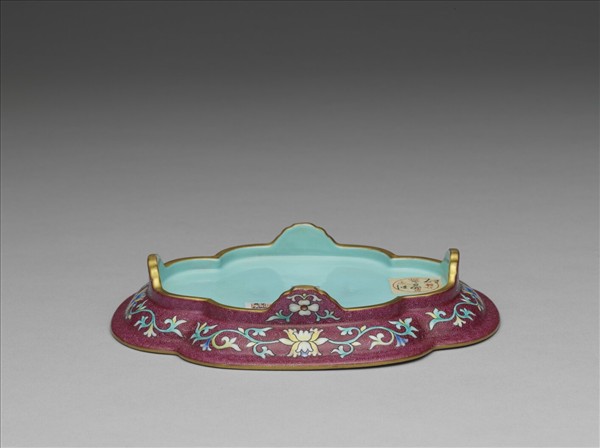 琺瑯彩紫地開光山水圖海棠式盤