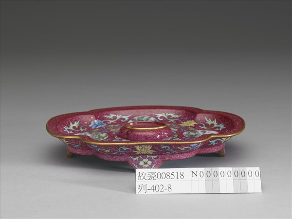 琺瑯彩紫地開光山水圖海棠式盤